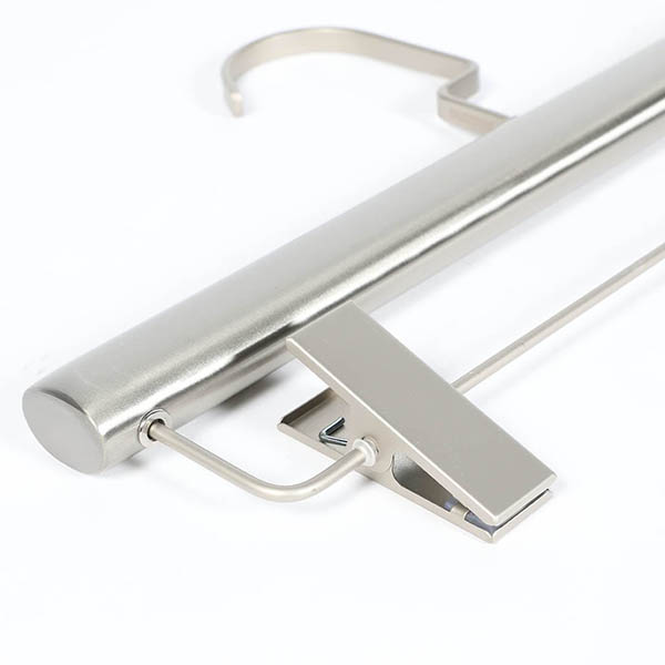 太めのシルエットと美しいステンレスの質感が際立つハンガー。