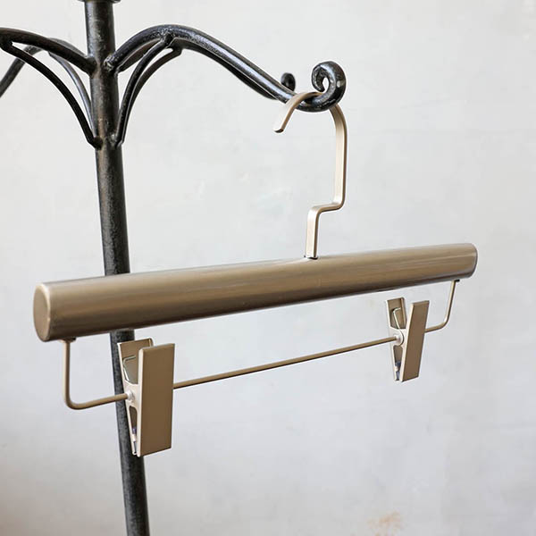 太めのシルエットと美しいステンレスの質感が際立つハンガー。