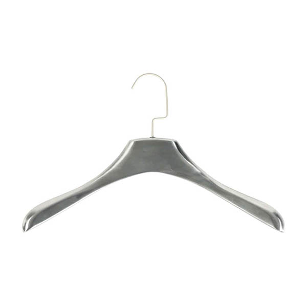 太めのシルエットと美しいステンレスの質感が際立つハンガー。