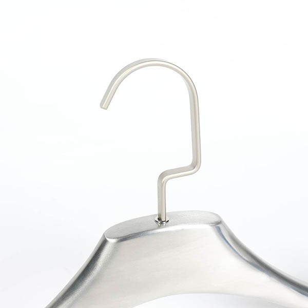 太めのシルエットと美しいステンレスの質感が際立つハンガー。