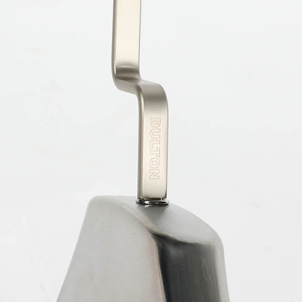 太めのシルエットと美しいステンレスの質感が際立つハンガー。