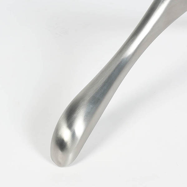 太めのシルエットと美しいステンレスの質感が際立つハンガー。