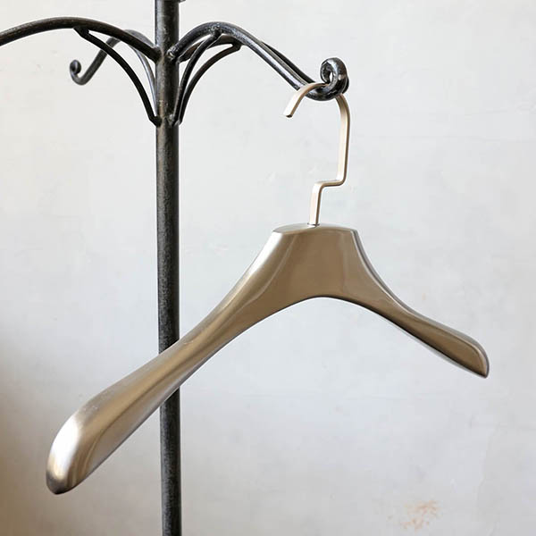 太めのシルエットと美しいステンレスの質感が際立つハンガー。