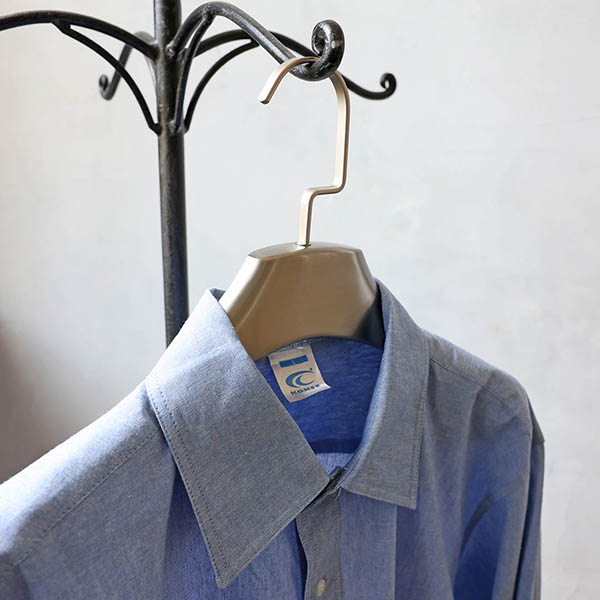 太めのシルエットと美しいステンレスの質感が際立つハンガー。