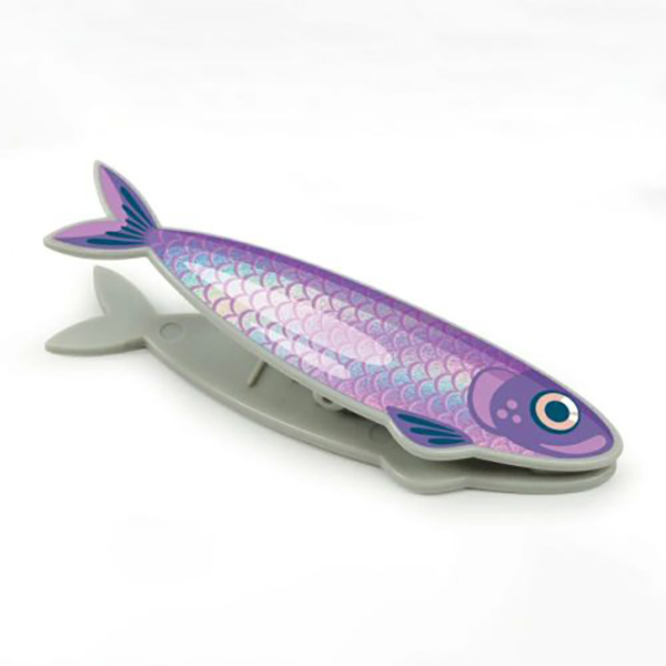 キラキラと輝く魚（イワシ）型のクリップが4匹。