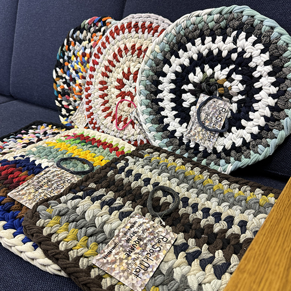 靴下を製造すると必ず出る輪っかの端切れを指編みという技法で編んだマット。