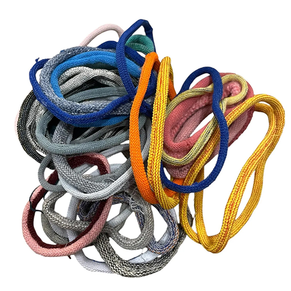 靴下を製造すると必ず出る輪っかの端切れを指編みという技法で編んだマット。