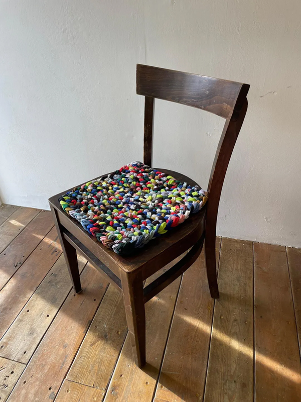 靴下を製造すると必ず出る輪っかの端切れを指編みという技法で編んだマット。