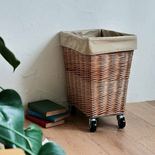 ウィロー（柳）を使用し、職人の手によって一つひとつ編み込まれたランドリーバスケット