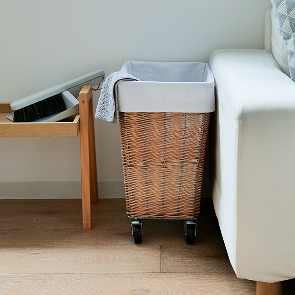 ウィロー（柳）を使用し、職人の手によって一つひとつ編み込まれたランドリーバスケット