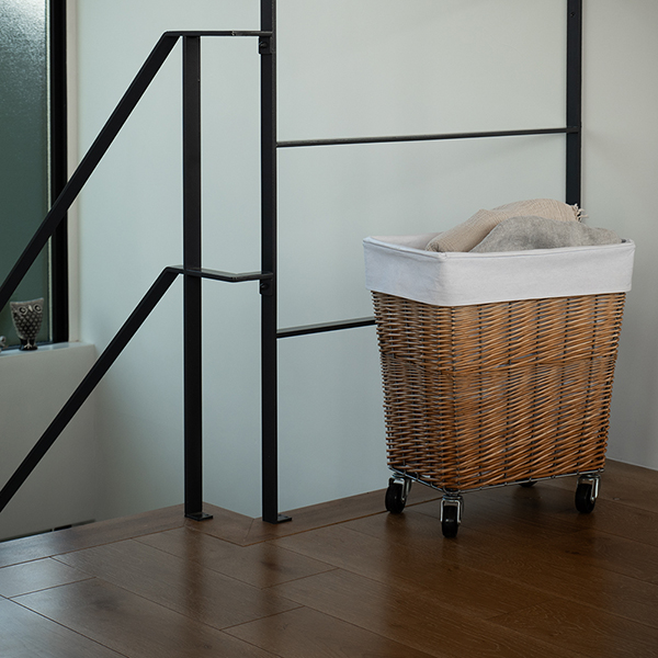 ウィロー（柳）を使用し、職人の手によって一つひとつ編み込まれたランドリーバスケット