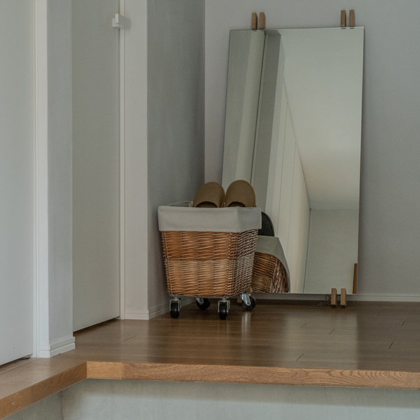 ウィロー（柳）を使用し、職人の手によって一つひとつ編み込まれたランドリーバスケット