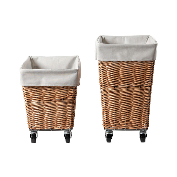 ウィロー（柳）を使用し、職人の手によって一つひとつ編み込まれたランドリーバスケット