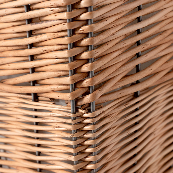 ウィロー（柳）を使用し、職人の手によって一つひとつ編み込まれたランドリーバスケット