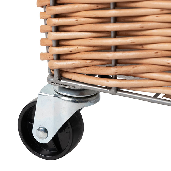 ウィロー（柳）を使用し、職人の手によって一つひとつ編み込まれたランドリーバスケット