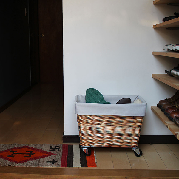 ウィロー（柳）を使用し、職人の手によって一つひとつ編み込まれたランドリーバスケット