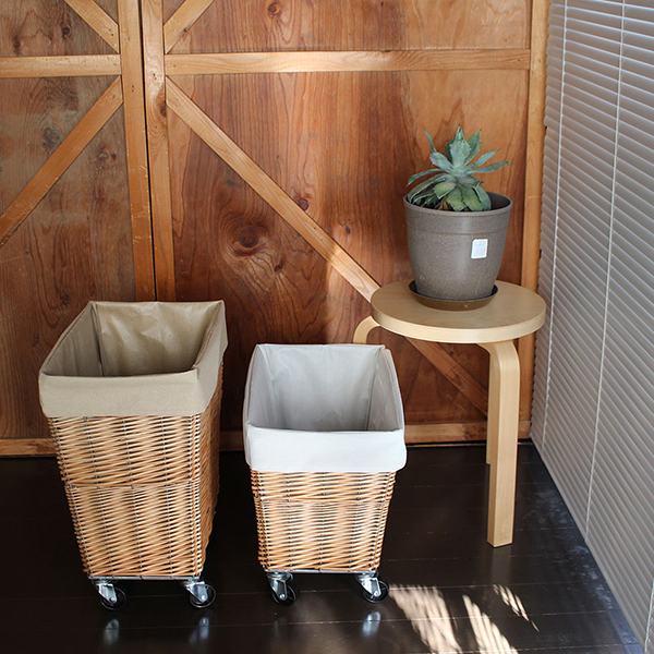 ウィロー（柳）を使用し、職人の手によって一つひとつ編み込まれたランドリーバスケット