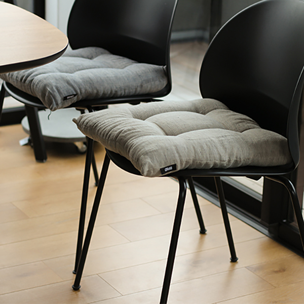 柔らかな座り心地でボリュームしっかりのシートクッション。