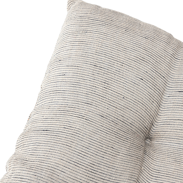 柔らかな座り心地でボリュームしっかりのシートクッション。