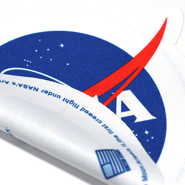 アメリカ航空宇宙局 NASA の公式デザインを採用したマイクロファイバークロス。