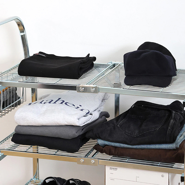 スリムに折りたためる構造ながら、高い耐荷重と安定感を備えています。
