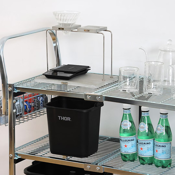 スリムに折りたためる構造ながら、高い耐荷重と安定感を備えています。