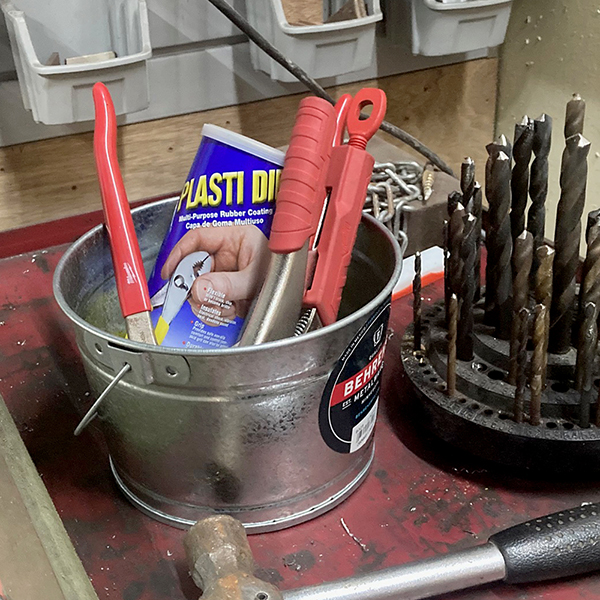 屋外での使用にも適し耐久性と強度に優れたガルバメッキスチール製バケット。