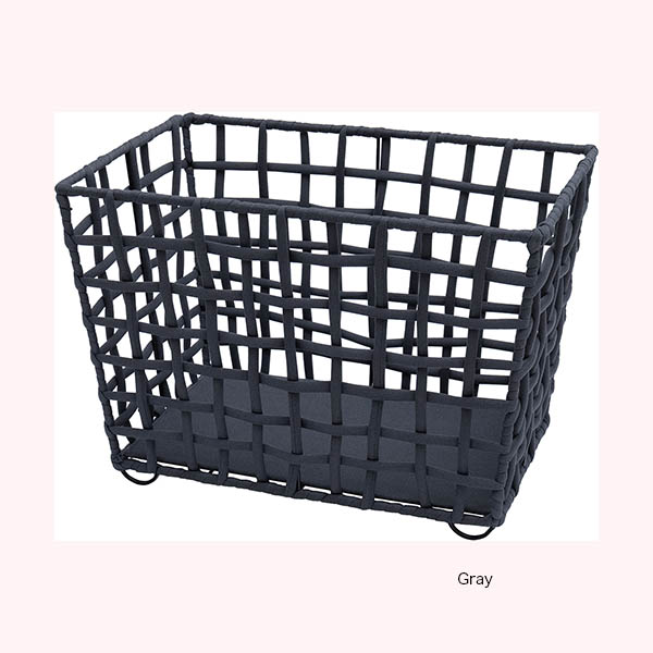 カフェやレストランの荷物置きにふさわしい、脚付きのラフニットバスケット。