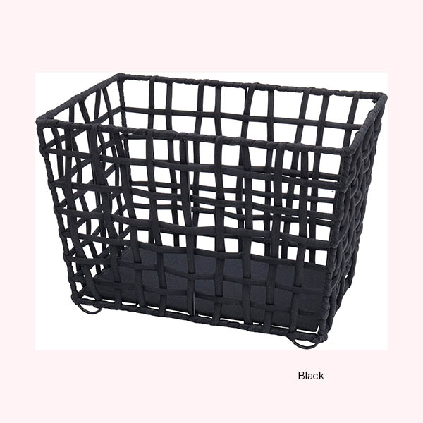 カフェやレストランの荷物置きにふさわしい、脚付きのラフニットバスケット。