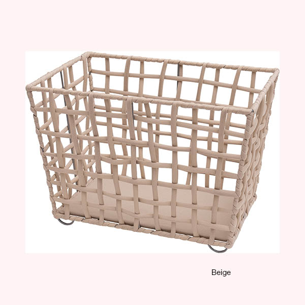 カフェやレストランの荷物置きにふさわしい、脚付きのラフニットバスケット。