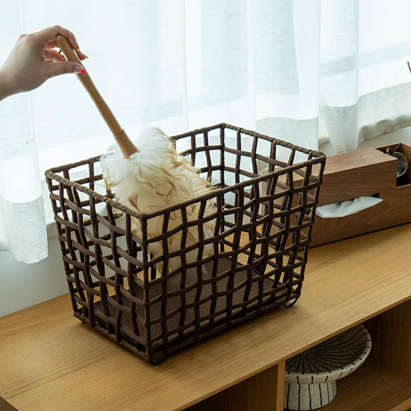 カフェやレストランの荷物置きにふさわしい、脚付きのラフニットバスケット。