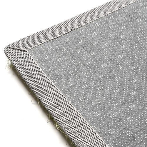 芝モチーフのラグ。