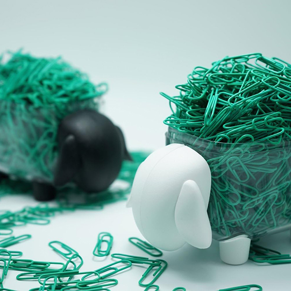 コットンや綿棒を入れてふわふわの羊に