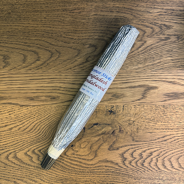 アルコールフリーの香水や天然素材のオイルを練り込んで手作業で仕上げられたお香。