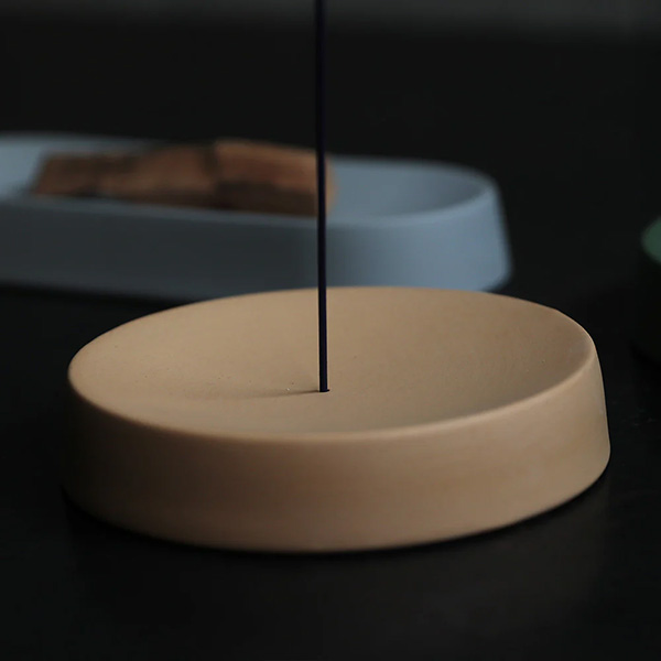 シンプルながらもマットな質感が心地よいインセンスホルダー