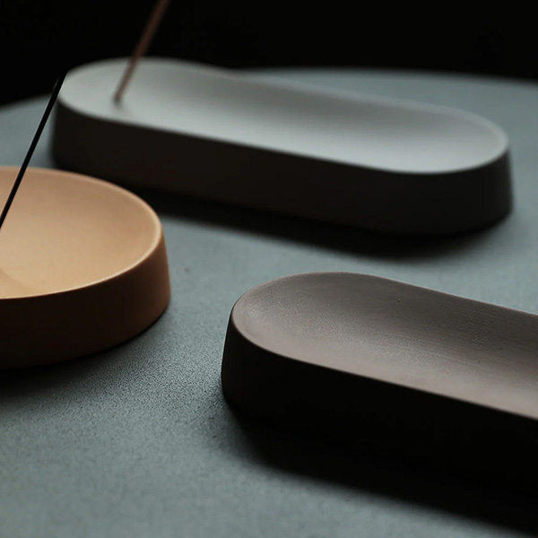 シンプルながらもマットな質感が心地よいインセンスホルダー