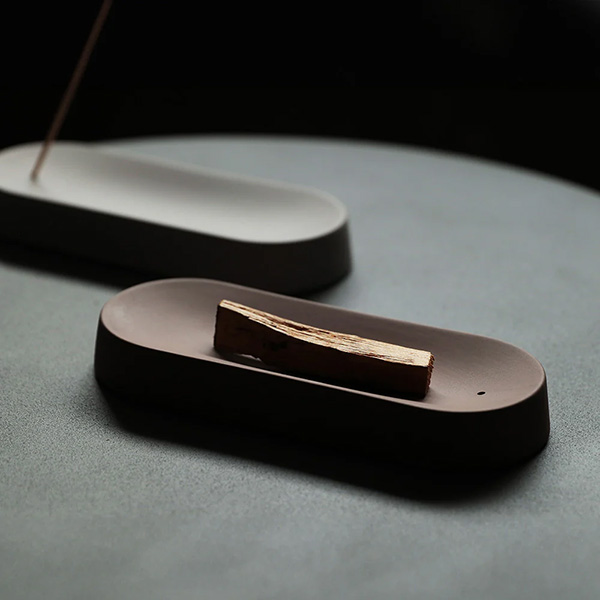 シンプルながらもマットな質感が心地よいインセンスホルダー