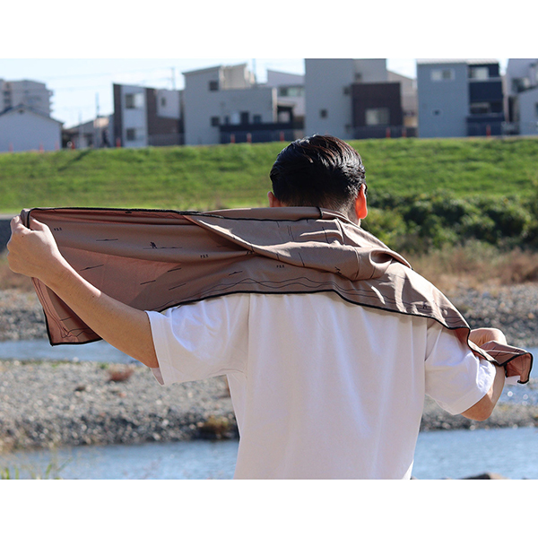 日焼けしやすい首元を守ってくれるフーディー型のデザイン。