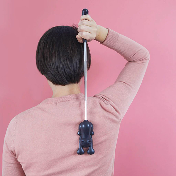 ネコちゃんの爪で背中をかきかき！