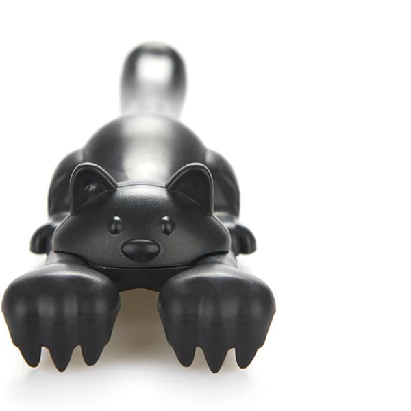 ネコちゃんの爪で背中をかきかき！