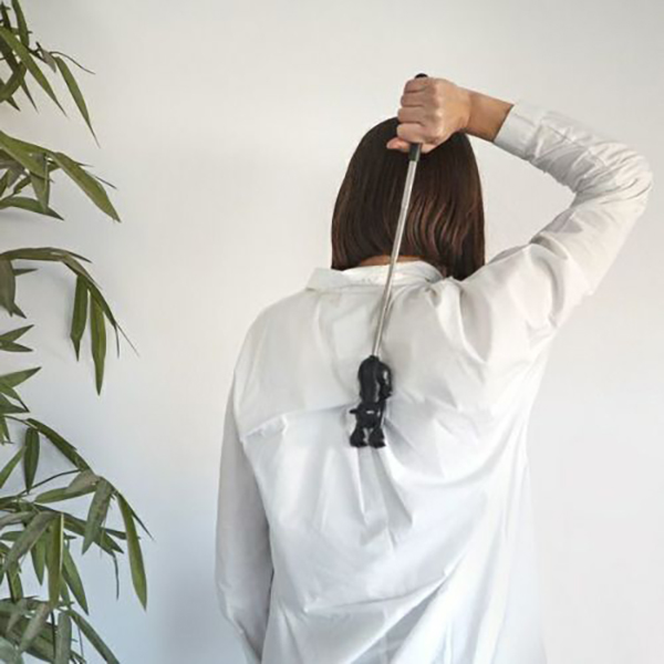 ネコちゃんの爪で背中をかきかき！