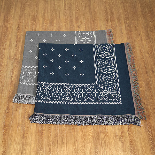 70～80年代に見られたクロス柄を取り入れた、大判サイズのスローケット。