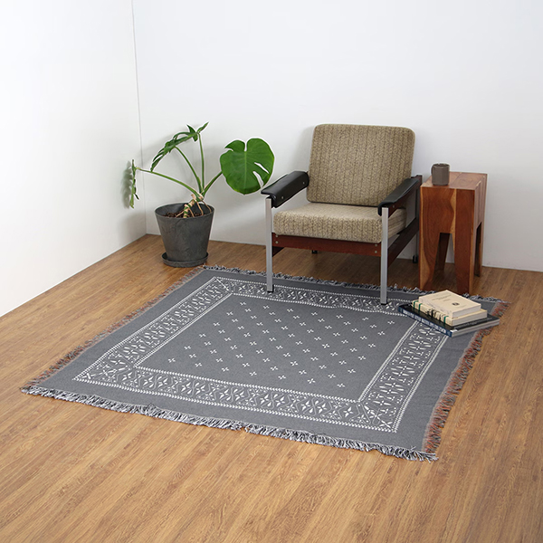 70～80年代に見られたクロス柄を取り入れた、大判サイズのスローケット。