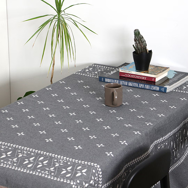 70～80年代に見られたクロス柄を取り入れた、大判サイズのスローケット。