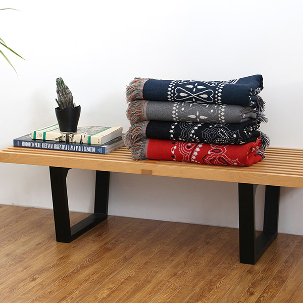 70～80年代に見られたクロス柄を取り入れた、大判サイズのスローケット。