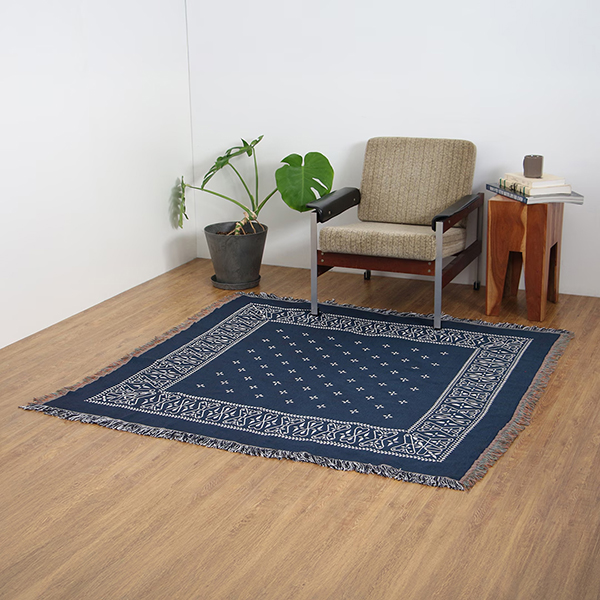 70～80年代に見られたクロス柄を取り入れた、大判サイズのスローケット。