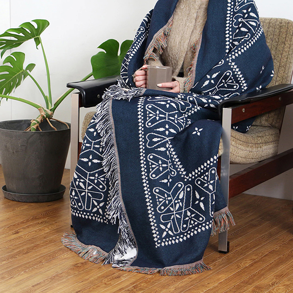 70～80年代に見られたクロス柄を取り入れた、大判サイズのスローケット。