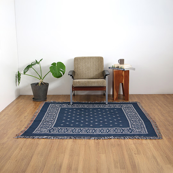 70～80年代に見られたクロス柄を取り入れた、大判サイズのスローケット。