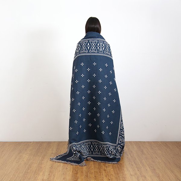 70～80年代に見られたクロス柄を取り入れた、大判サイズのスローケット。