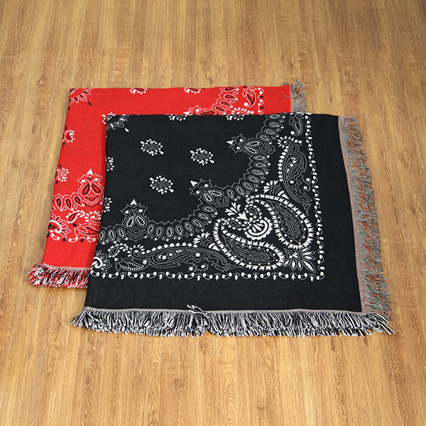 70~80年代に見られたペイズリー柄を取り入れた、大判サイズのスローケット。